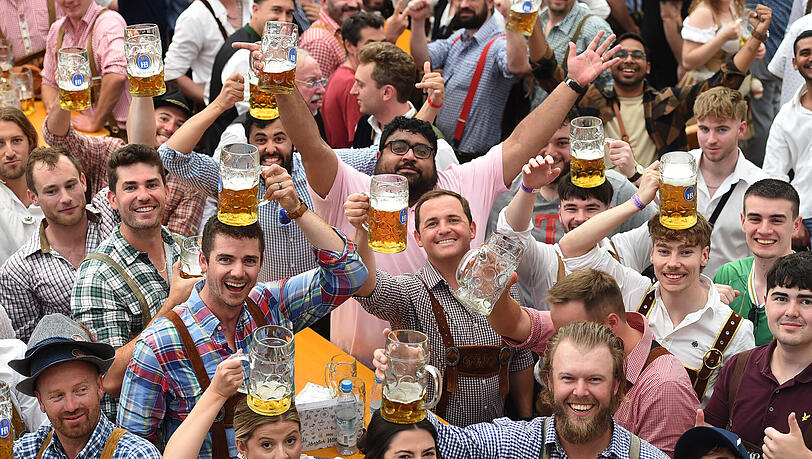 Gäste feiern im Hofbräu Festzelt nach dem Anstich beim 190. Münchner Oktoberfest. Gäste feiern im Hofbräu Festzelt nach dem Anstich beim 190. Münchner Oktoberfest.