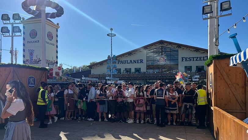Das Löwenbräuzelt ist dicht, nur über die hinteren Eingänge hat man eventuell noch Glück. Das Löwenbräuzelt ist dicht, nur über die hinteren Eingänge hat man eventuell noch Glück.