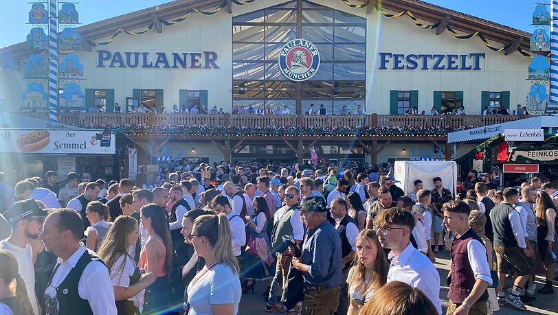 Viel los auch vor dem Paulaner Festzelt. Viel los auch vor dem Paulaner Festzelt.