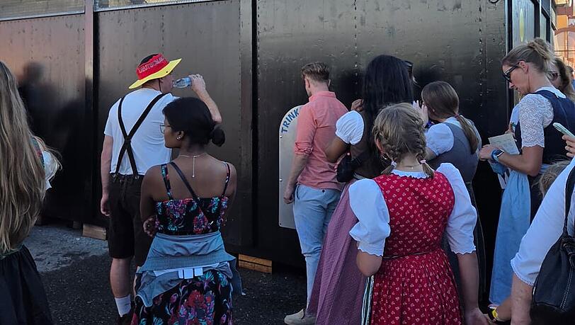 Hier gibt es gratis Wasser – wenn man etwas Wartezeit in Kauf nimmt. Hier gibt es gratis Wasser – wenn man etwas Wartezeit in Kauf nimmt.