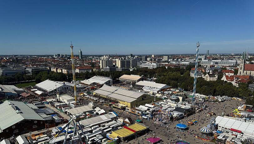 Auch von oben schön – der Blick vom "Sky Lift" auf die Wiesn Auch von oben schön – der Blick vom "Sky Lift" auf die Wiesn