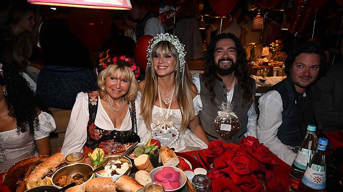 Mutter Erna, Tochter Lou, die Söhne Henry und Johan sowie Ehemann Tom Kaulitz und dessen Bruder Bill begleiteten Heidi Klum zur Wiesn-Premiere. Später kam auch Kumpel Thomas Hayo vorbei. Mutter Erna, Tochter Lou, die Söhne Henry und Johan sowie Ehemann Tom Kaulitz und dessen Bruder Bill begleiteten Heidi Klum zur Wiesn-Premiere. Später kam auch Kumpel Thomas Hayo vorbei.