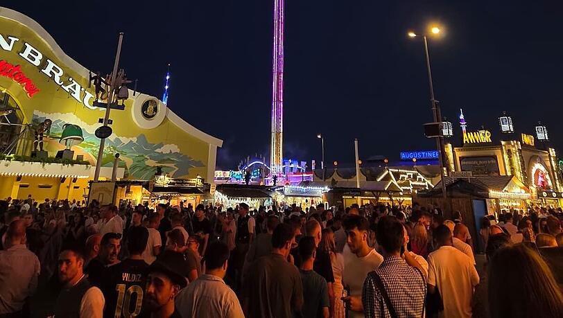 Bis zum Schluss gute Stimmung am ersten Wiesn-Tag. Bis zum Schluss gute Stimmung am ersten Wiesn-Tag.