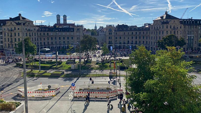Blick aus dem Hotel Koenigshof: Der Stachus wird für den Umzug vorbereitet, die Straßen abgesperrt. Blick aus dem Hotel Koenigshof: Der Stachus wird für den Umzug vorbereitet, die Straßen abgesperrt.