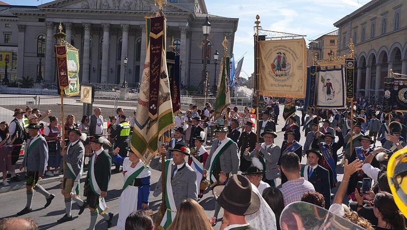 Der Trachten- und Schützenumzug zieht durch München. Der Trachten- und Schützenumzug zieht durch München.