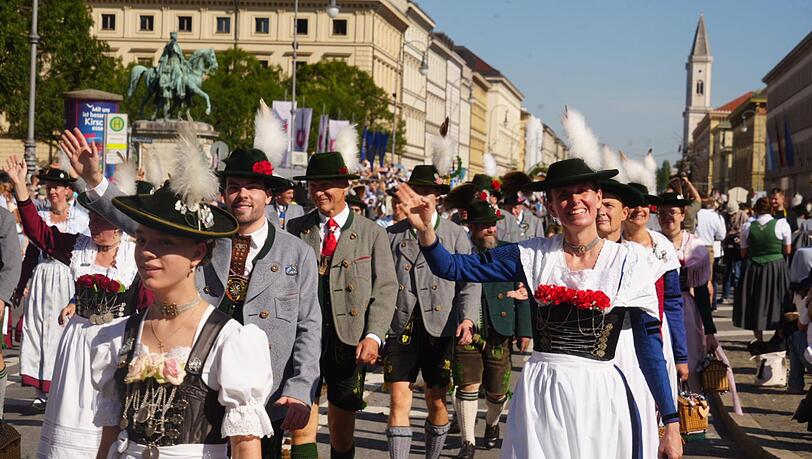 Trachtler und Handwerkergruppen, Sport- und Gebirgsschützen, Musikkapellen und Spielmannszüge, Fahnenschwinger und Moriskentänzer: Sie alle ziehen am Vormittag zum Oktoberfest. Trachtler und Handwerkergruppen, Sport- und Gebirgsschützen, Musikkapellen und Spielmannszüge, Fahnenschwinger und Moriskentänzer: Sie alle ziehen am Vormittag zum Oktoberfest.