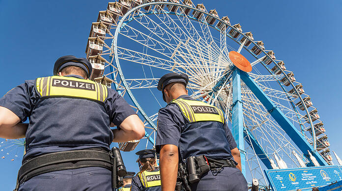 Polizeistreife auf der Festwiese. Polizeistreife auf der Festwiese.