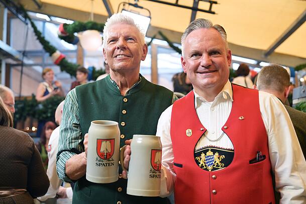 Münchens OB Dieter Reiter (l.) und Wiesnchef Christian Scharpf stoßen am ersten Oktoberfesttag miteinander an. Münchens OB Dieter Reiter (l.) und Wiesnchef Christian Scharpf stoßen am ersten Oktoberfesttag miteinander an.