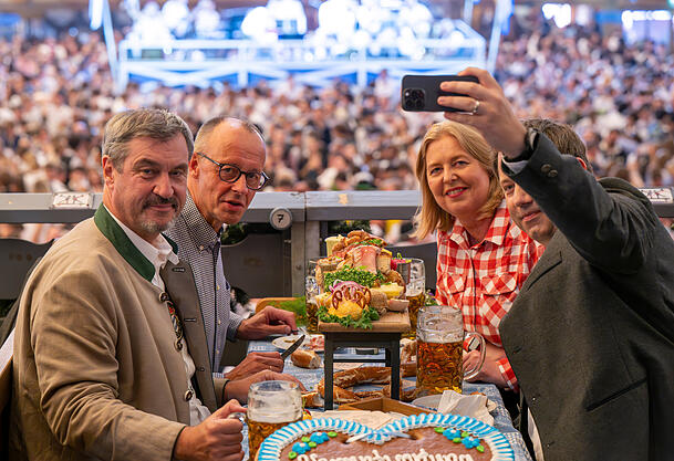 Bundeskanzler Friedrich Merz (2.v.l.), Bärbel Bas und Lars Klingbeil besuchen auf Einladung von Markus Söder das Oktoberfest und sitzen im Festzelt Schottenhamel. Bundeskanzler Friedrich Merz (2.v.l.), Bärbel Bas und Lars Klingbeil besuchen auf Einladung von Markus Söder das Oktoberfest und sitzen im Festzelt Schottenhamel.