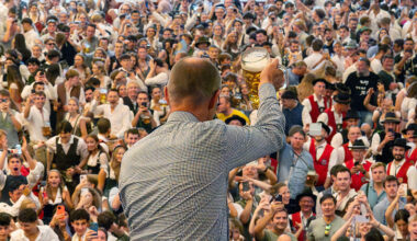 Wiesn-Newsblog 2025: Bundeskanzler Merz sorgt für Wirbel im Bierzelt