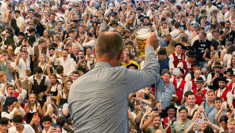 Wiesn-Newsblog 2025: Bundeskanzler Merz sorgt für Wirbel im Bierzelt