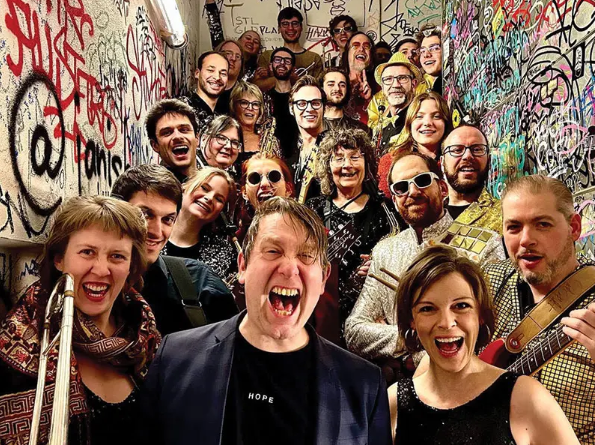 Die Bigband Dachau sorgt mit ihrer Spielfreude für mitreißende Stimmung. Die Bigband Dachau sorgt mit ihrer Spielfreude für mitreißende Stimmung.