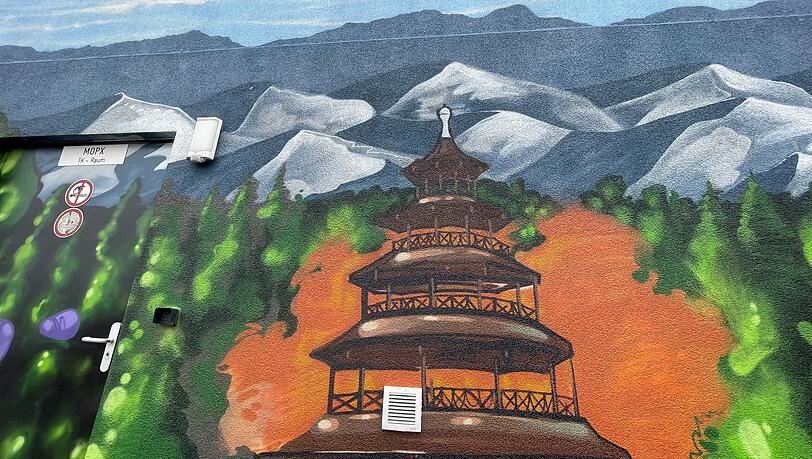 Chinesischer Turm vor schneebedeckten Alpen. Chinesischer Turm vor schneebedeckten Alpen.