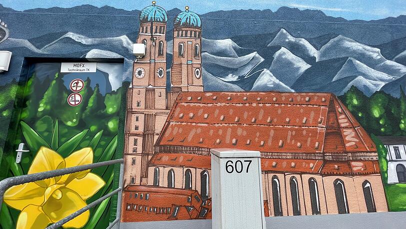 Die Frauenkirche an einem Schaltgebäude der Deutschen Bahn am Ostbahnhof. Die Frauenkirche an einem Schaltgebäude der Deutschen Bahn am Ostbahnhof.