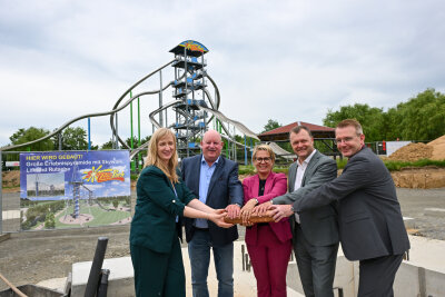 Neues Freizeit-Highlight bei Chemnitz: Erlebnis-Pyramide im Sonnenlandpark öffnet noch im September - Anfang April haben die Tiefbauarbeiten begonnen, nun wurde der Grundstein gelegt. Der Betreiber des Freizeitparks bezifferte die Investitionen auf 2,5 Millionen Euro. Tourismusministerin Barbara Klepsch (CDU) sprach von einem weiteren "zukunftsweisenden Angebot für den Familien- und Naturtourismus in Sachsen".