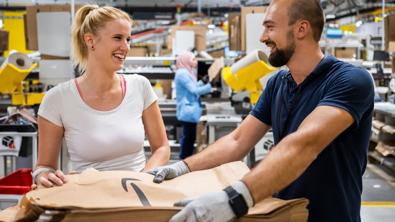 Mehr Lohn ab September: Das verdient man JETZT bei Amazon | Leben & Wissen