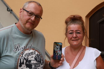 Frank Flämig und Janine Meinl aus Bärenstein mit einem Foto ihrer Hündin Luna. Sie fraß Rattengift und überlebte.