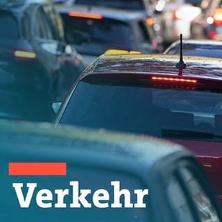 Autos stehen im Stau. Symbolbild mit Schriftzug Verkehr für aktuelle Verkehrsmeldungen.