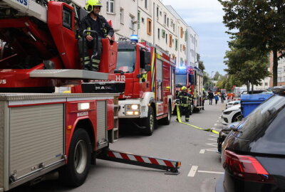 Wohnungsbrand in Chemnitz: Eine Person gerettet - Gemeldet war ein Wohnungsbrand, bei dem sich noch eine Person in der Wohnung befinden sollte. Foto: Jan Härtel