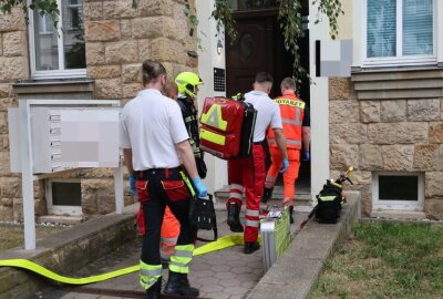 Wohnungsbrand in Chemnitz: Eine Person gerettet - Nach Angaben eines Reporters vor Ort wurde die noch in der Wohnung befindliche Person dem Rettungsdienst übergeben. Foto: Jan Härtel