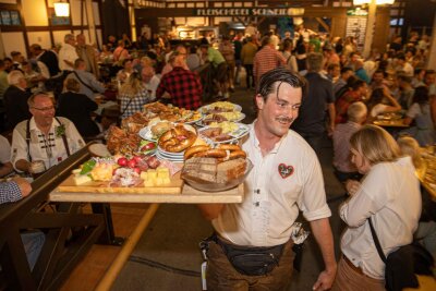 Für das leibliche Wohl ist auf den Sternquell Wiesn gesorgt.