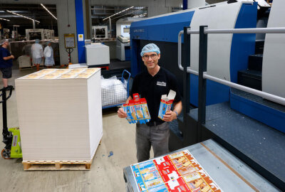 Druckexperten von Mugler Masterpack feiern und investieren weiter - Firmenchef Ulli Mugler an einer der riesigen Druckmaschinen für den Verpackungsdruck.