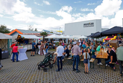 Druckexperten von Mugler Masterpack feiern und investieren weiter - Am Firmengelände in Wüstenbrand gab es zum Jubiläum ein kleines Fest.