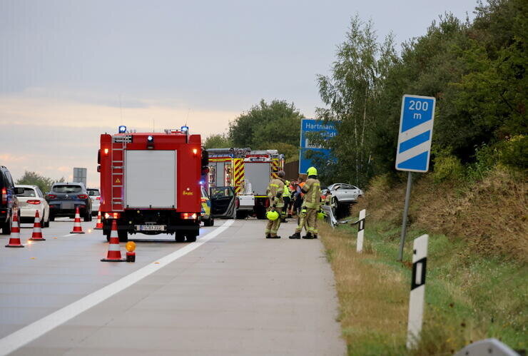 PKW landet halb auf der Seite