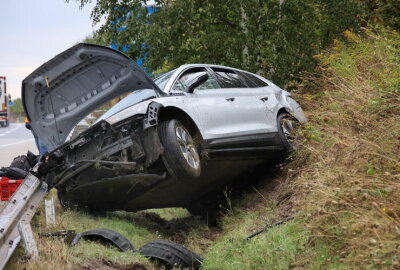 Unfall auf der A72 bei Hartmannsdorf: PKW landet halb auf der Seite - Am Dienstagabend kam es auf der A72 in Richtung Leipzig zu einem Verkehrsunfall.