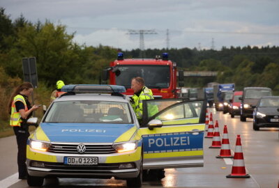 Unfall auf der A72 bei Hartmannsdorf: PKW landet halb auf der Seite - Am Dienstagabend kam es auf der A72 in Richtung Leipzig zu einem Verkehrsunfall.