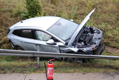 Unfall auf der A72 bei Hartmannsdorf: PKW landet halb auf der Seite - Am Dienstagabend kam es auf der A72 in Richtung Leipzig zu einem Verkehrsunfall.