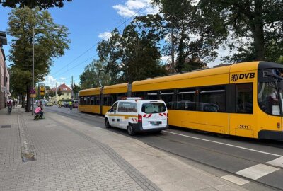 PKW erfasst Kind in Dresden: 10-jähriger Junge wird schwer verletzt - PKW erfasst Kind in Dresden.