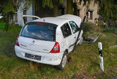 PKW kracht durch Gartenzaun: Fahrer flüchtet von Unfallstelle bei Leisnig - PKW kracht durch Gartenzaun.