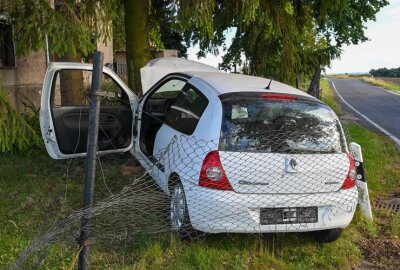 PKW kracht durch Gartenzaun: Fahrer flüchtet von Unfallstelle bei Leisnig - PKW kracht durch Gartenzaun.