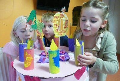Vom Plattenbau zum Abenteuerspielplatz: Zschopauer Kita feiert 40. Geburtstag - Natürlich wurde eine große Geburtstagstorte gebastelt