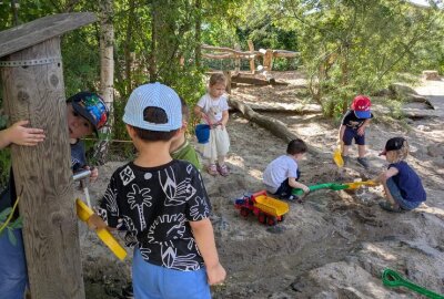 Vom Plattenbau zum Abenteuerspielplatz: Zschopauer Kita feiert 40. Geburtstag - Im Natur-Erlebnis-Garten wird es nie langweilig