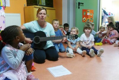 Vom Plattenbau zum Abenteuerspielplatz: Zschopauer Kita feiert 40. Geburtstag - Für die Gäste wurde ein kleines Kulturprogramm einstudiert