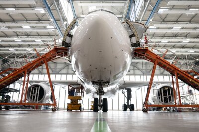 EFW müssen mangels Auftragslage 300 Beschäftigte verleihen - Die Elbe Flugzeugwerke müssen wegen fehlender Aufträge vorübergehend 300 Mitarbeiter verleihen (Archivbild)