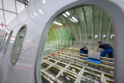 EFW müssen mangels Auftragslage 300 Beschäftigte verleihen - Die Elbe Flugzeugwerke in Dresden haben sich auf den Umbau von Passagierflugzeugen auf Frachtmaschinen spezialisiert. (Archivbild)