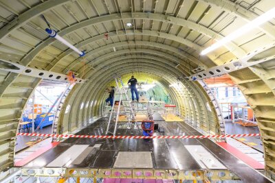 EFW müssen mangels Auftragslage 300 Beschäftigte verleihen - Die Elbe Flugzeugwerke Dresden mit mehr als 2.000 Mitarbeitern im Vorjahr einen Umsatz von rund 650 Millionen Euro erzielt. 