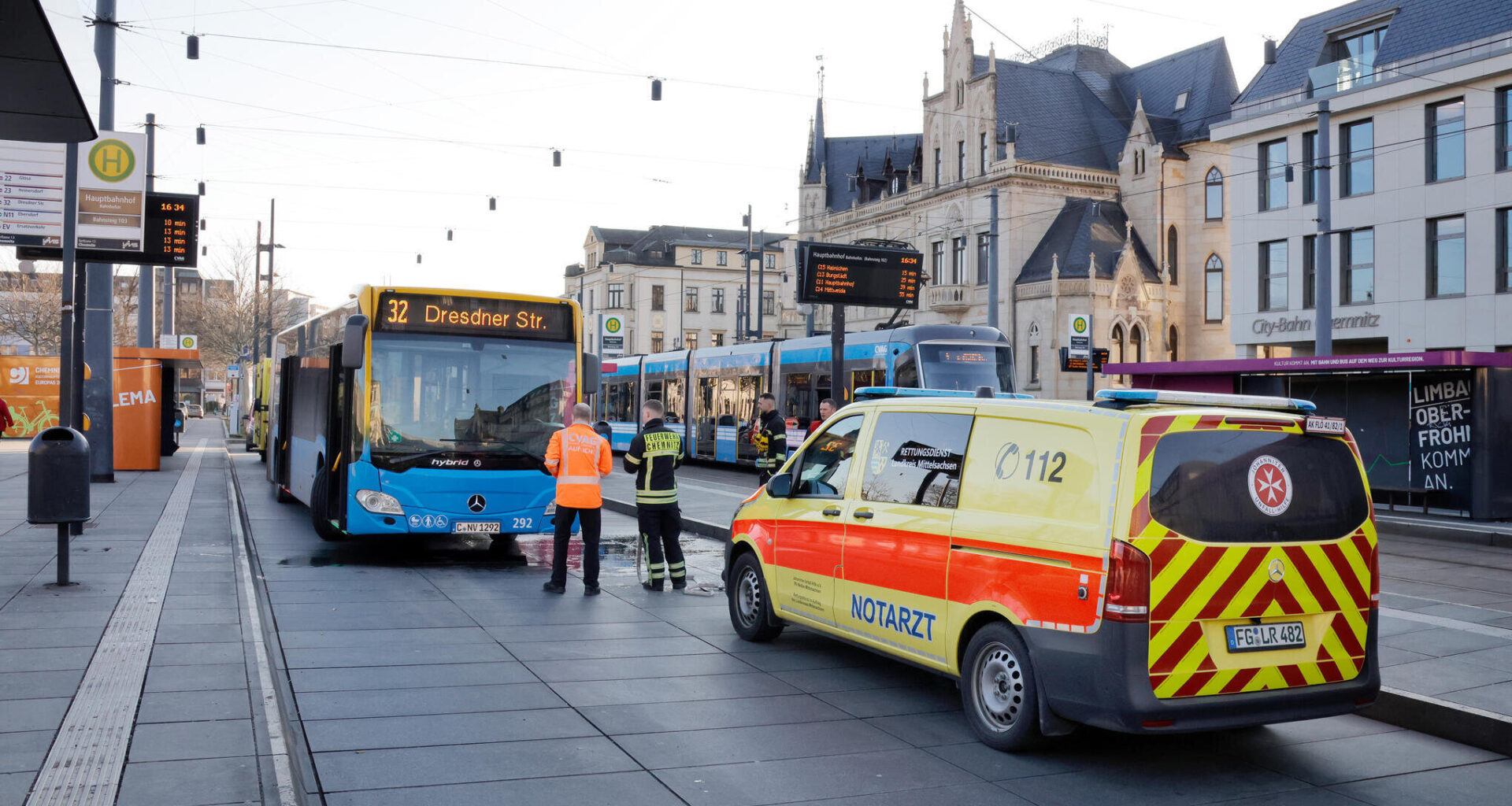 Frau in Chemnitz vor Bus gestoßen: Überwachungsvideo zeigt Tat
