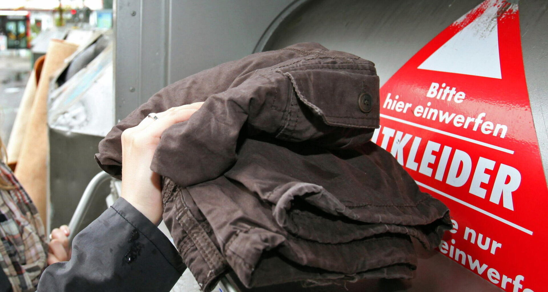Unbekannte zünden in Chemnitz Altkleidercontainer an