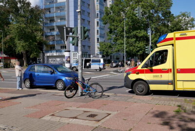 PKW und Fahrrad kollidieren in Chemnitz: Kind wird ins Krankenhaus eingeliefert - Kind wird bei Unfall in Chemnitz verletzt.