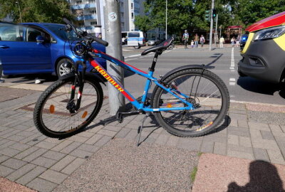 PKW und Fahrrad kollidieren in Chemnitz: Kind wird ins Krankenhaus eingeliefert - Kind wird bei Unfall in Chemnitz verletzt.