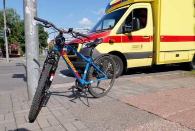PKW und Fahrrad kollidieren in Chemnitz: Kind wird ins Krankenhaus eingeliefert - Kind wird bei Unfall in Chemnitz verletzt.