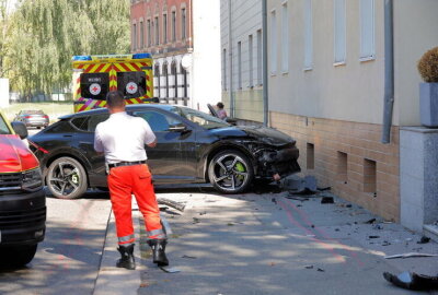 Verkehrsunfall in Chemnitz: PKW kracht in Hauswand - PKW kracht in Hauswand.