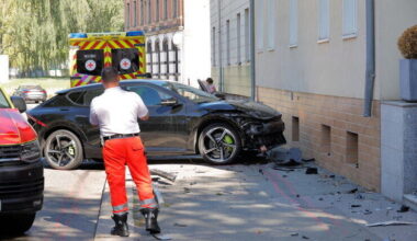 Verkehrsunfall in Chemnitz: PKW kracht in Hauswand