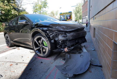 Verkehrsunfall in Chemnitz: PKW kracht in Hauswand - PKW kracht in Hauswand.