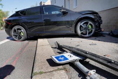 Verkehrsunfall in Chemnitz: PKW kracht in Hauswand - PKW kracht in Hauswand.