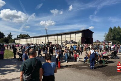 Fotogalerie Oldtimer- und Traktorentreffen Altmittweida: Motoren, Menschen, Magie - Große Bildergalerie vom Traktoren- und Oldtimertreffen in Altmittweida.